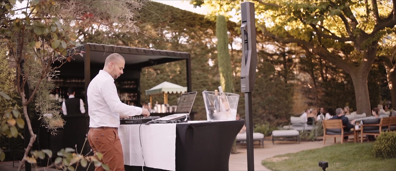 Jerry Wallis, DJ mariage, en set dans un domaine