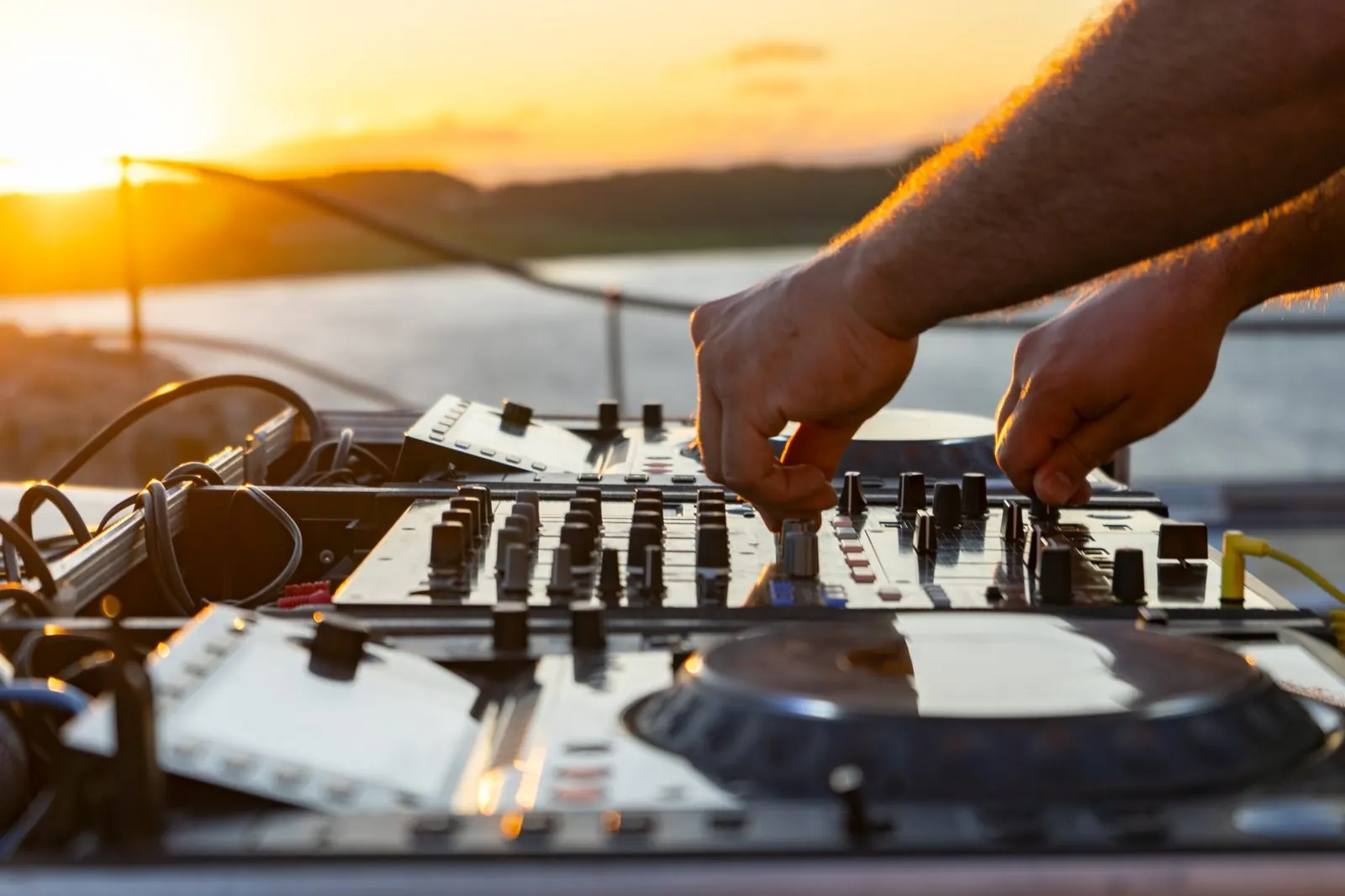 Console DJ au coucher de soleil lors d'un événement d'entreprise à Gruissan