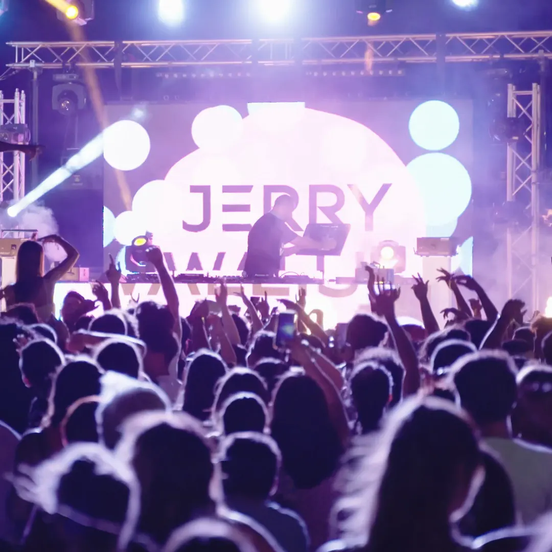 Jerry Wallis en DJ set devant le public