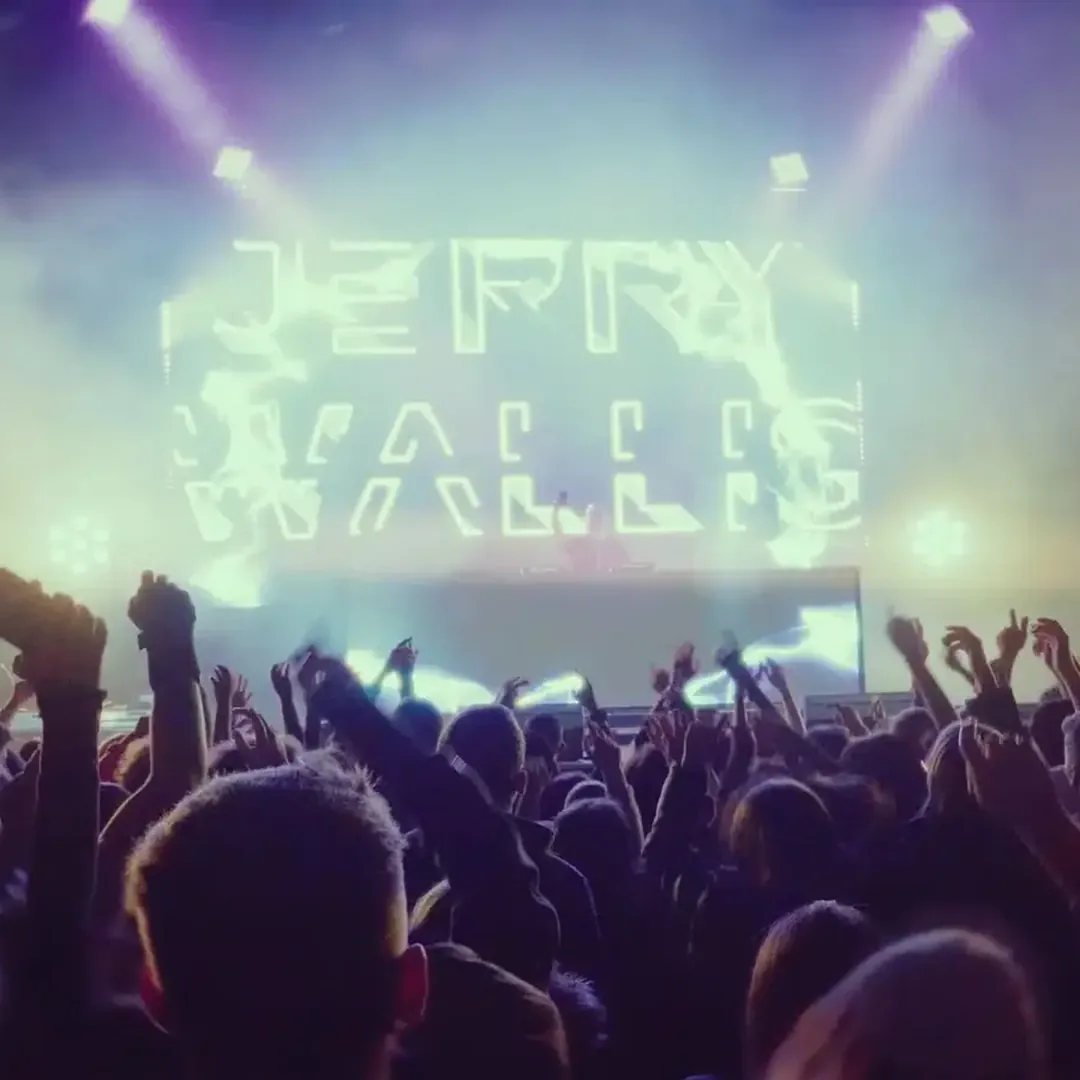 Jerry Wallis en DJ set devant le public, écran LED à son nom